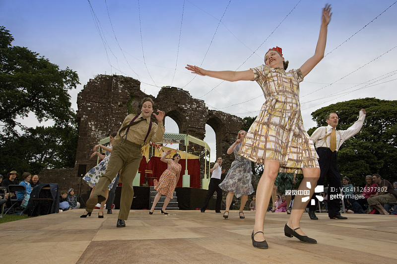 我们跳舞吧，英国坎布里亚郡艾格蒙特湖生机节的表演图片素材