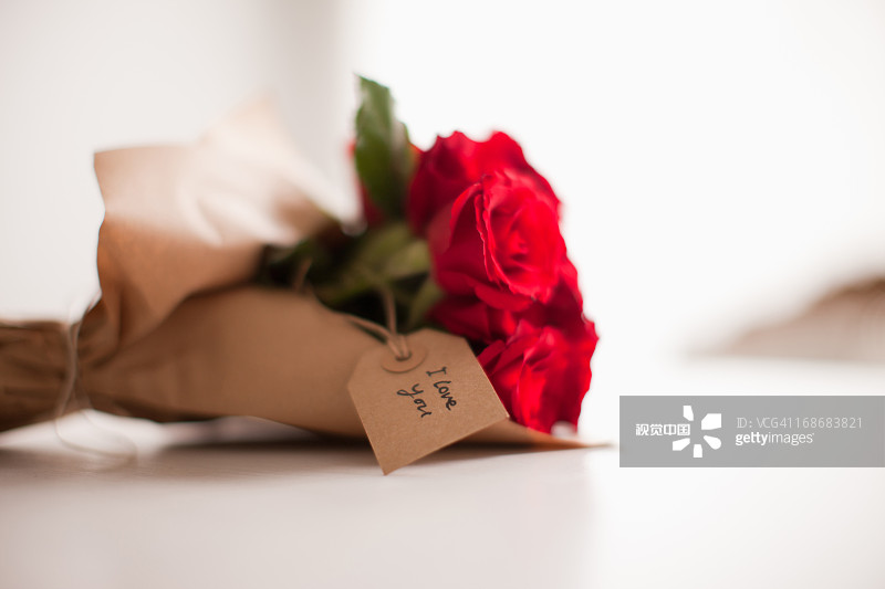 红色玫瑰与礼物标签的特写图片素材
