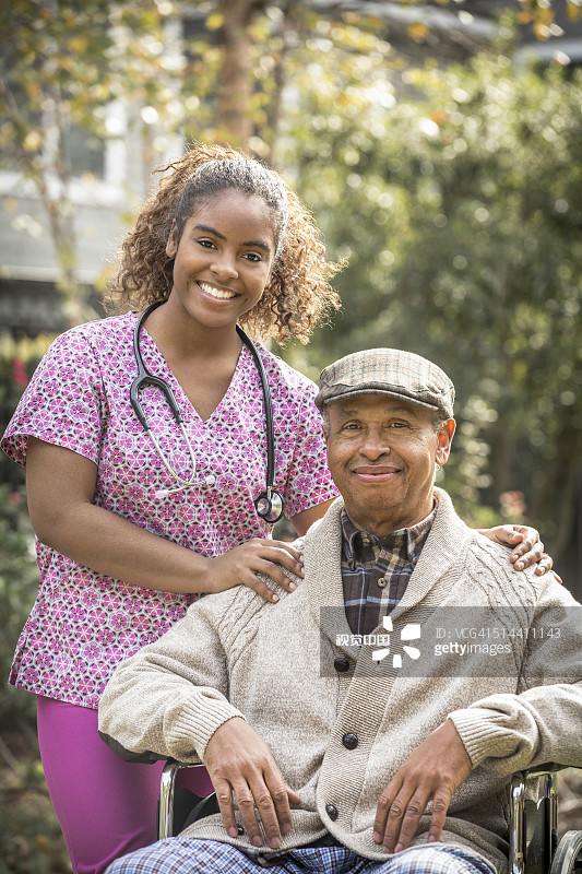 非裔美国护士微笑与资深病人在户外图片素材