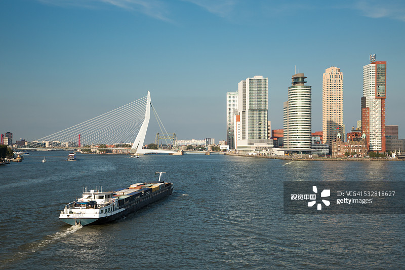 Nieuwe Maas河，高楼大厦和伊拉斯谟大桥图片素材