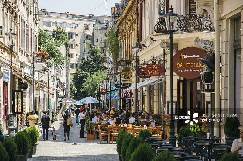布加勒斯特老城区的街头咖啡馆图片素材