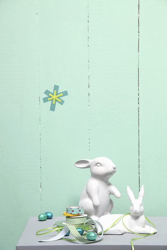 色彩柔和的复活节布置;中国兔子，丝带和巧克力蛋图片下载
