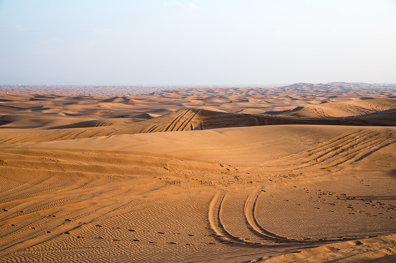 汽车在沙漠中留下的痕迹图片下载