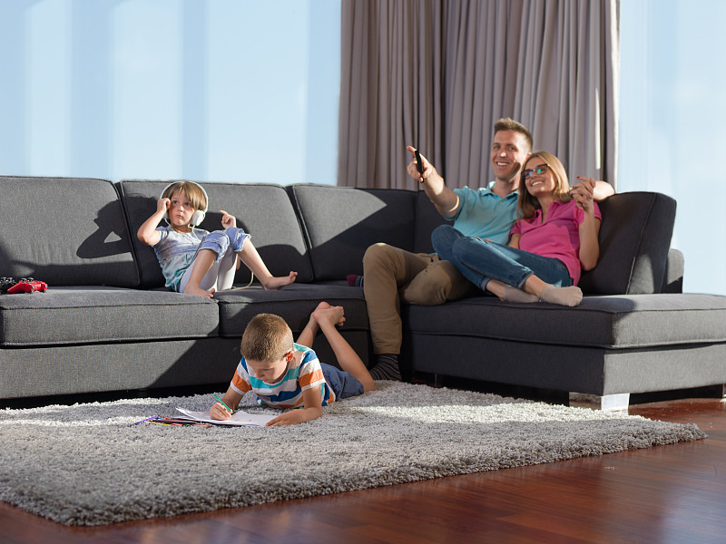 快乐的年轻家庭一起玩在家里使用平板电脑和儿童绘画集图片下载