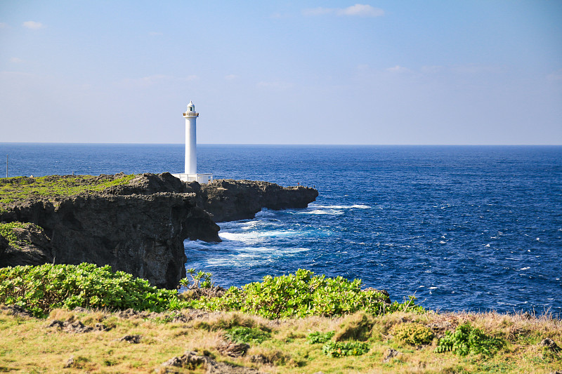 日本冲绳岛赞帕角的白色灯塔图片下载