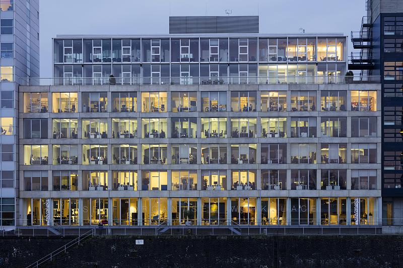 窗户正面，办公大楼在Medienhafen，杜塞尔多夫，莱茵兰，北莱茵威斯特伐利亚，德国，欧洲图片素材