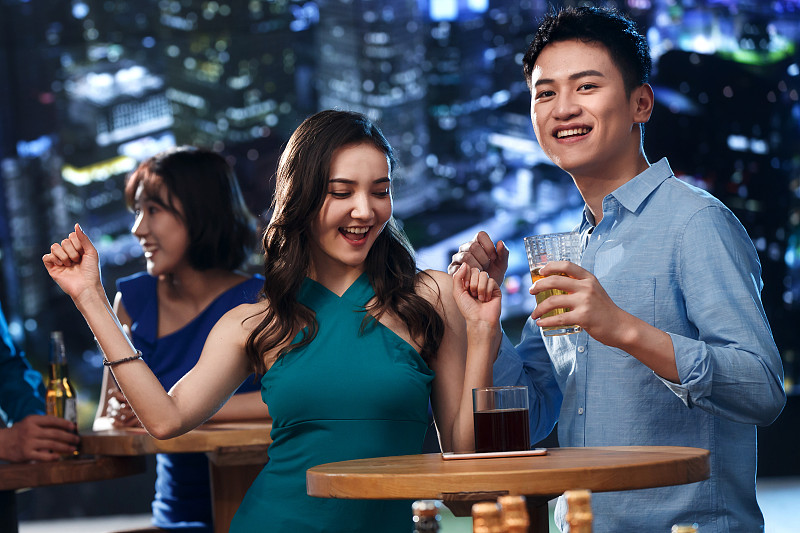 快乐的青年人在酒吧喝酒图片下载