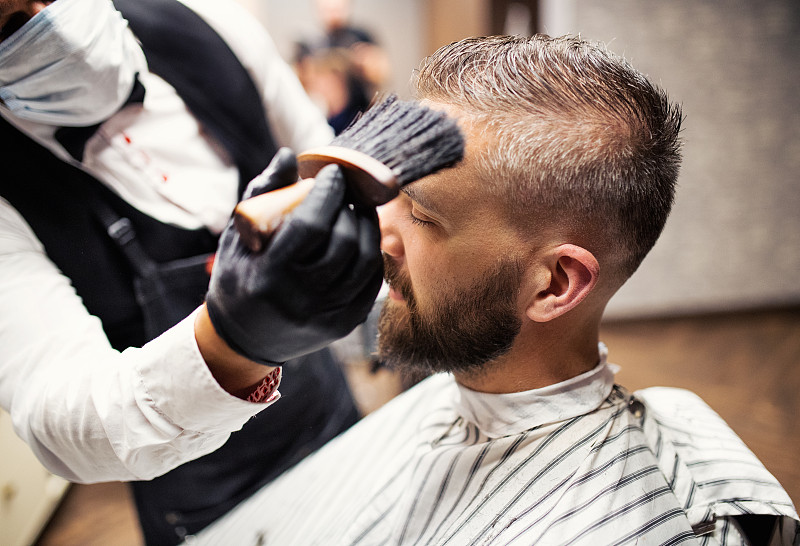 潮人客户拜访理发师和发型师在理发店图片素材