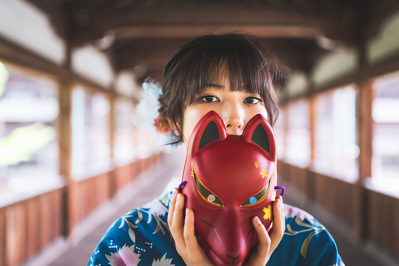日本妇女的肖像在和服拿面具对脸图片下载