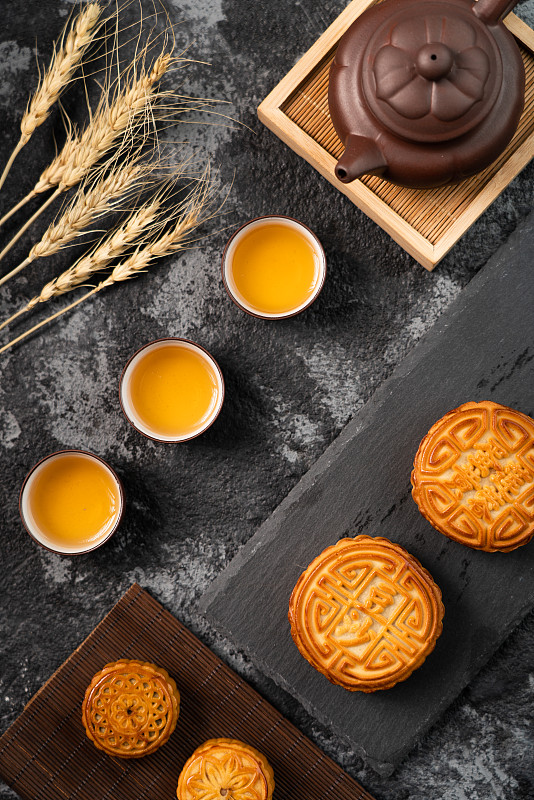 黑色背景中的 中秋节月饼图片素材