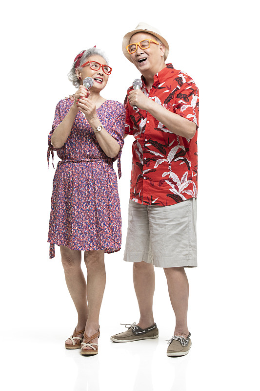 快乐的老年夫妇拿着话筒唱歌图片下载