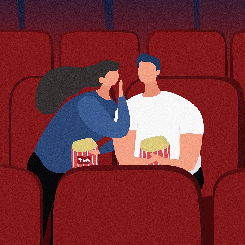 电影院里一对情侣在切切私语图片下载