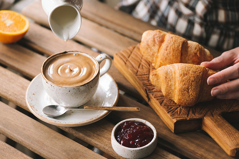早餐在咖啡馆，牛角面包，咖啡和果酱图片下载