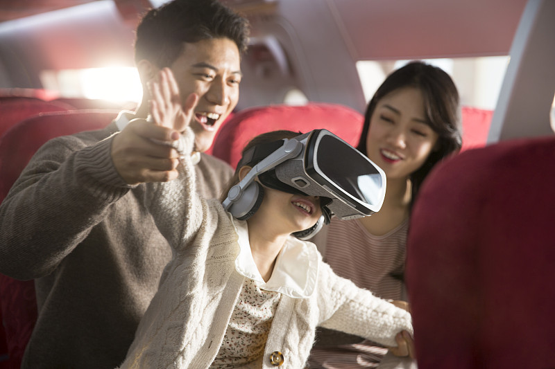 一家三口在飞机上玩VR游戏图片下载