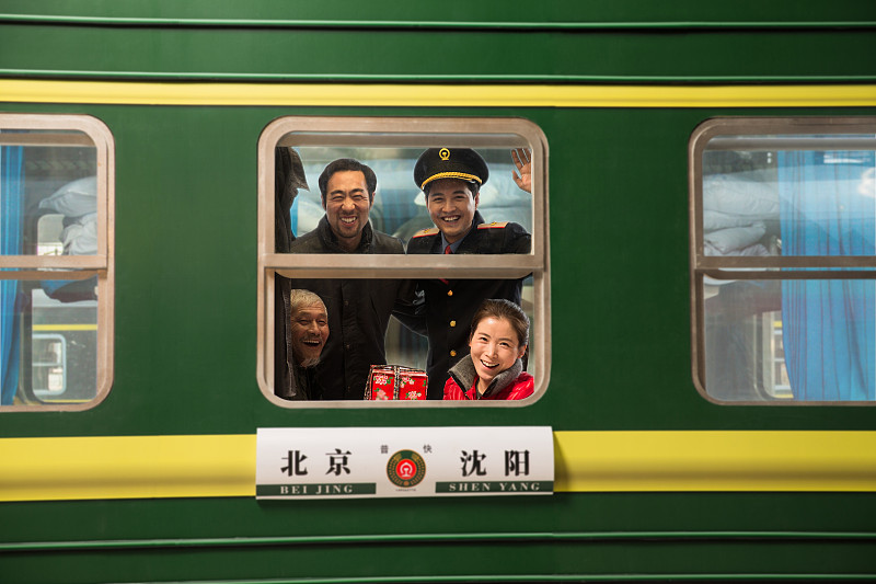 火车乘务员和旅客图片下载