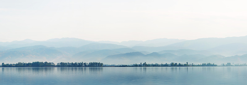 连绵起伏的山脉湖面图片下载