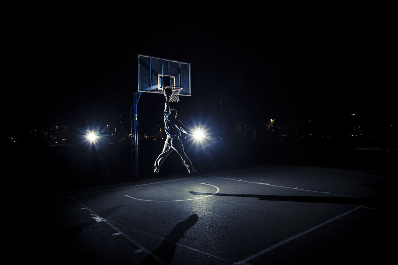 年轻人在晚上打篮球图片下载