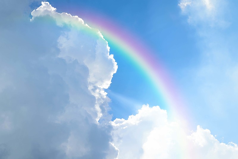 低角度的彩虹对蓝色的天空图片下载