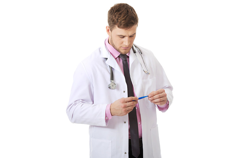 男性医生拿着体温计，站在白色背景下图片素材