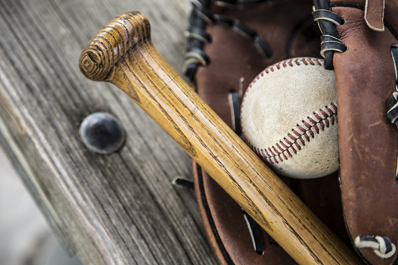 棒球赛季到了。教练席上的球棒、手套和球。图片下载