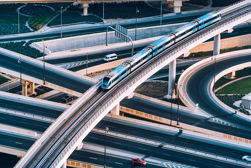 阿联酋迪拜的高速公路和地铁交叉口图片下载