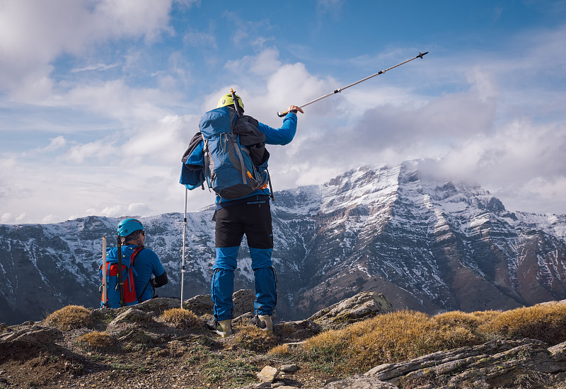 老少皆宜的高山攀登者在冬季观看山顶的美景图片下载