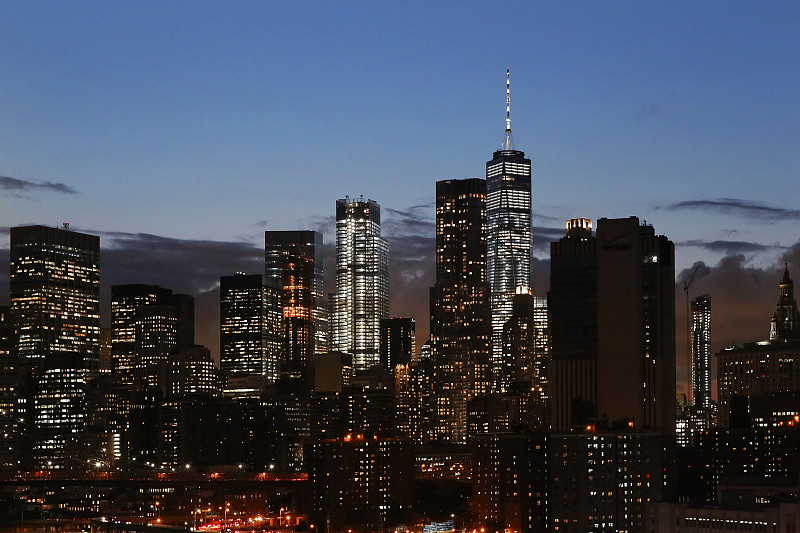 暮色中的美国纽约曼哈顿金融区的天际线图片下载