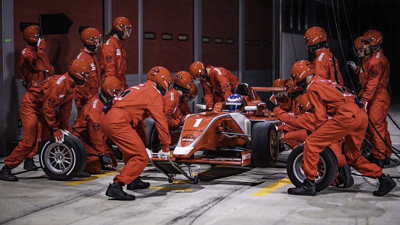 维修站团队正在研发一辆红色方程式赛车图片下载