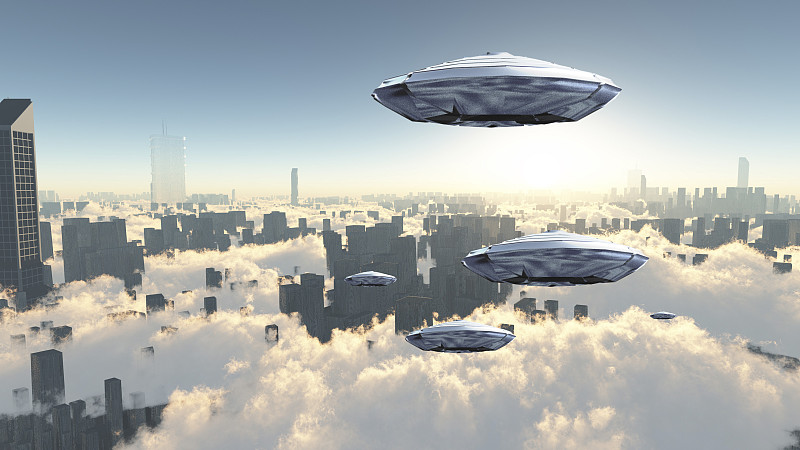 未来大都市上空的飞碟。日出图片素材
