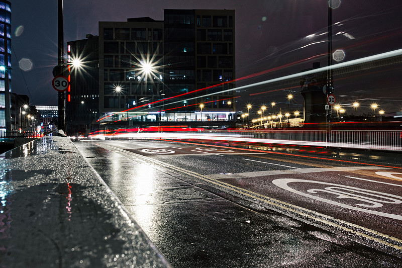 夜晚城市街道上的灯光小径图片素材