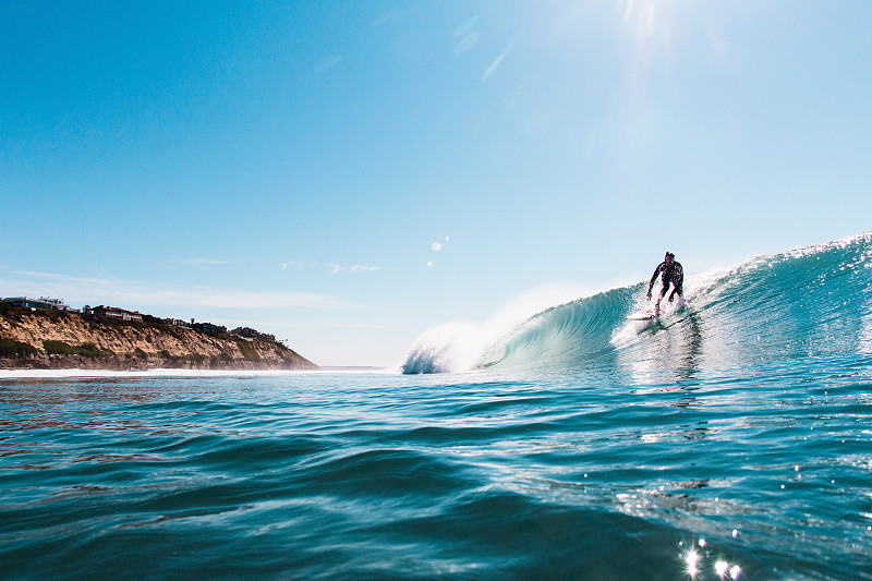 在美国加利福尼亚州恩西尼塔斯冲浪的年轻人图片素材