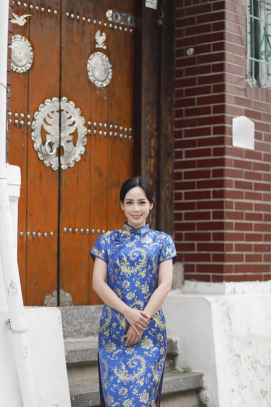 一名身穿旗袍的女子正在前往韩国首尔的北川韩屋村图片下载