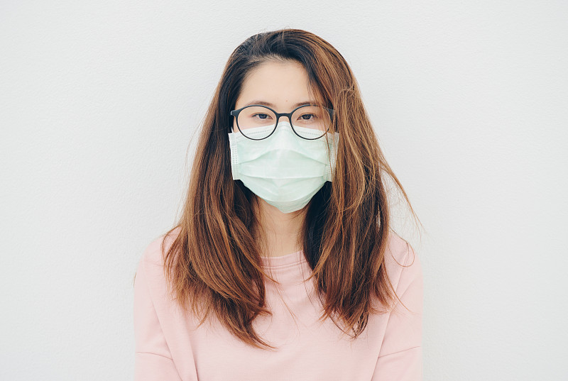 生病的亚洲妇女戴着面具以防止传染病和流感的肖像。图片下载