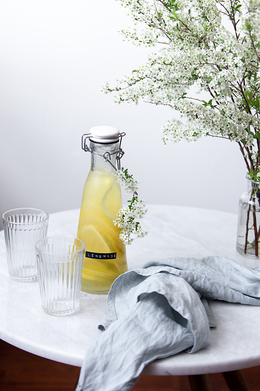 杯装柠檬和薄荷叶柠檬汁图片素材
