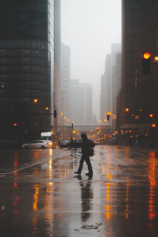 一个人过马路的剪影在一个雾蒙蒙的晚上，芝加哥，伊利诺斯州，美国图片下载