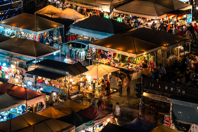 黄昏场景的彩色帐篷和城市景观在火车夜市Ratchada，曼谷，泰国-图片下载
