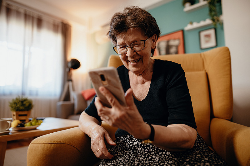 妇女在家使用手机和技术的肖像图片素材