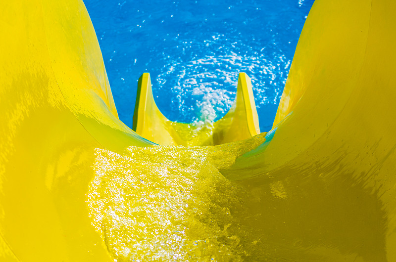 水上乐园黄色滑梯的高角度视图图片素材