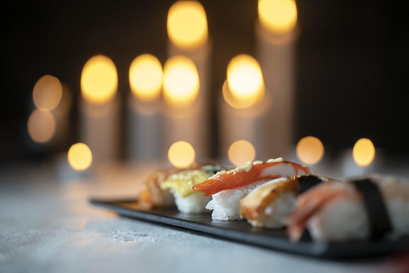 静物:餐桌上的寿司图片下载
