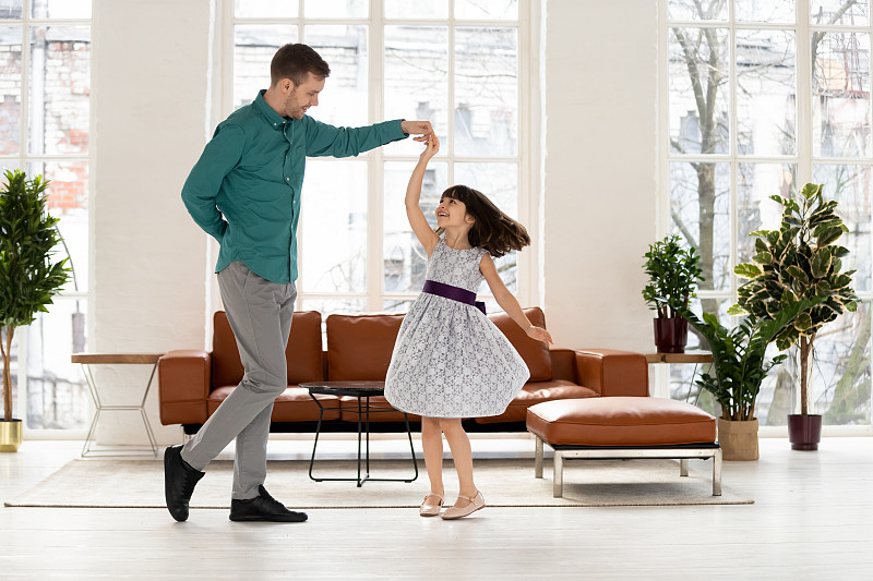 可爱的爸爸和可爱的小女儿在家里跳舞图片下载