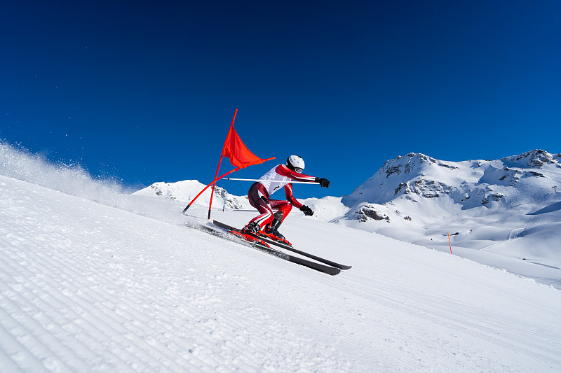 侧视图专业滑雪者滑雪超级完美的天气条件图片下载