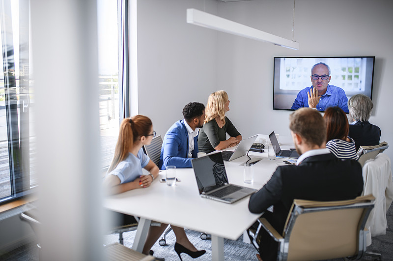 男性和女性高管团队与CEO进行视频会议图片素材