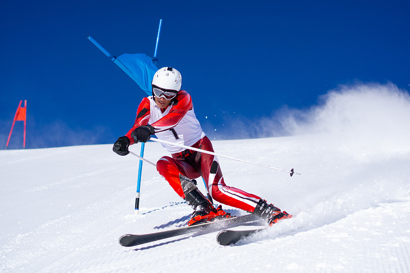 专业滑雪者在阳光斜坡上进行超级g训练图片下载