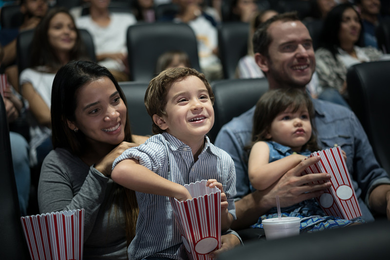 一个幸福的家庭在看电影吃爆米花图片下载