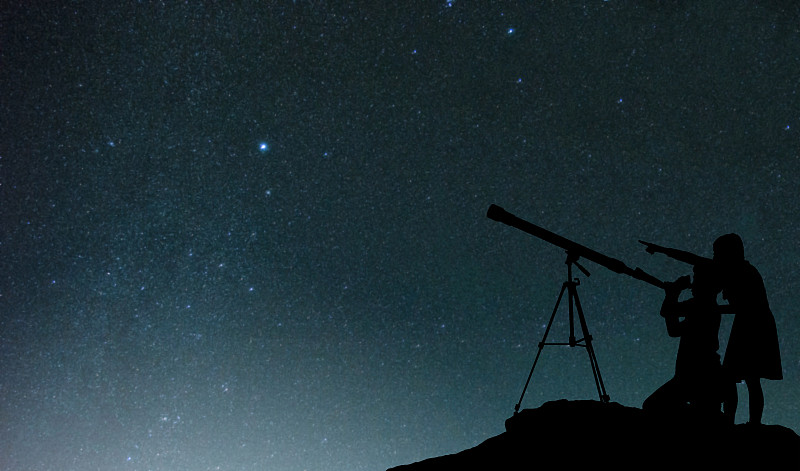 剪影朋友在晚上用望远镜对着星场图片下载