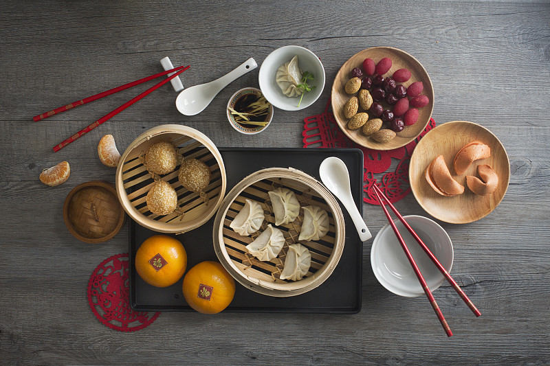 中国食物蒸饺和茶在乡村的木制背景。图片下载