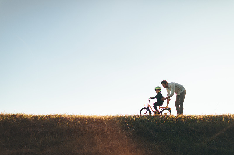 父亲和儿子在自行车道上图片下载