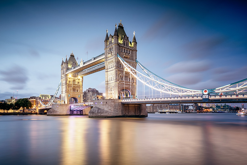 日落时分的伦敦塔桥和泰晤士河图片下载
