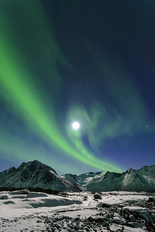 北极光挪威北部夜空中的北极光图片下载