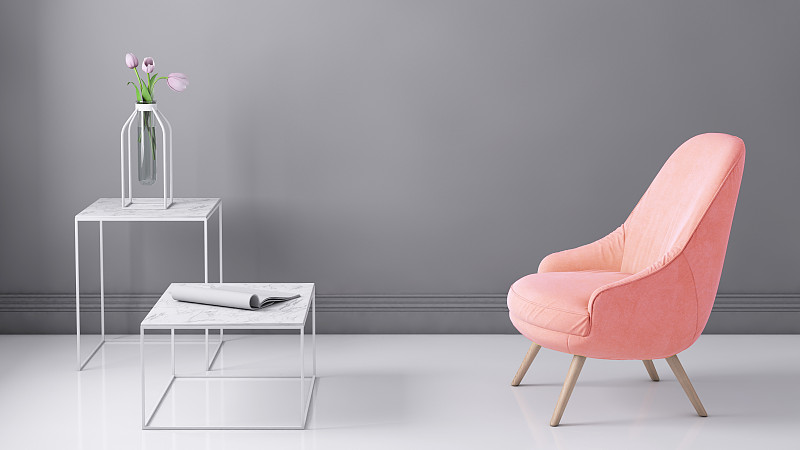 彩色扶手椅，咖啡桌，鲜花和空白墙模板图片下载
